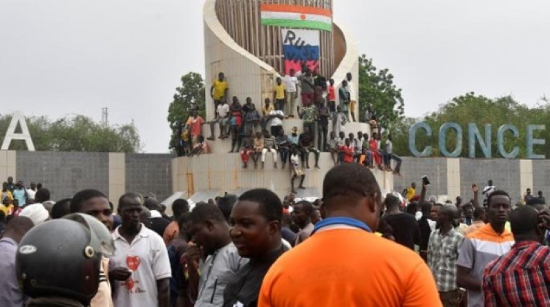 فرنسا ستبدأ قريباً بإجلاء رعاياها من النيجر بعد الانقلاب.. القادة الجدد للبلاد يجاهرون بمناهضتهم لباريس